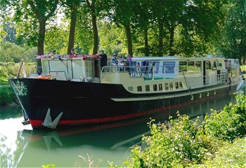 6-passenger Grand Victoria, cruising on the Canal de Bourgogne.