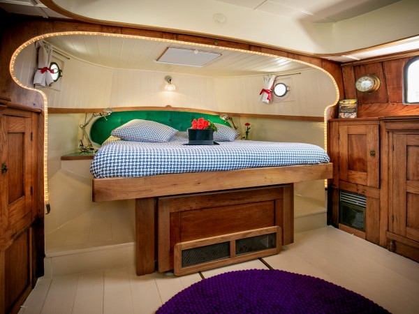 The original captain's aft berth on the
Saraphina now converted to a guest cabin with a classic nautical feel