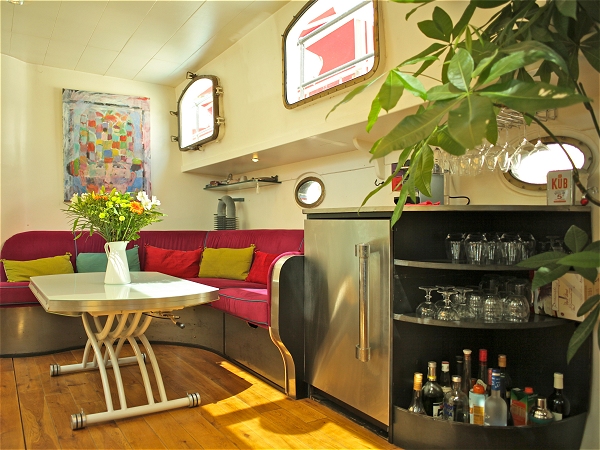 Relax in the comfortable salon and bar area on
board the Saraphina