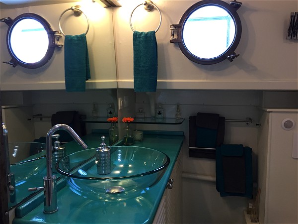 The ensuite for the forward cabin on the
Saraphina