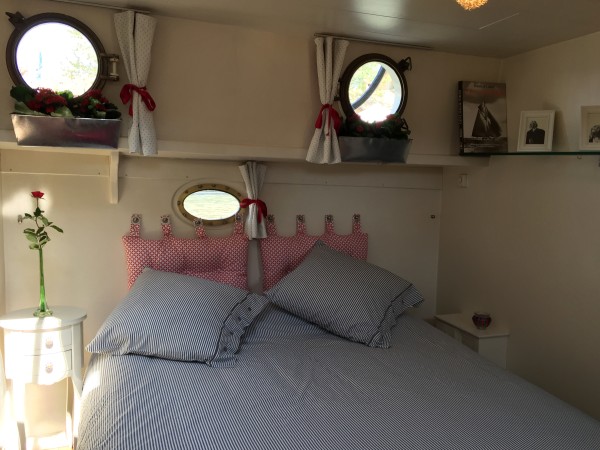 The forward cabin on the Saraphina can be
configured with either a queen size bed or two twin beds