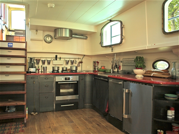 The well equiped open galley on board the Saraphina