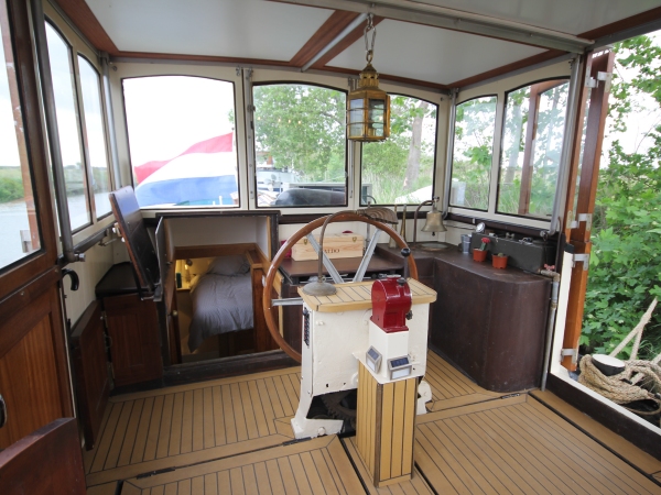 The aft cabin is accessed from the wheelhouse
on the Saraphina